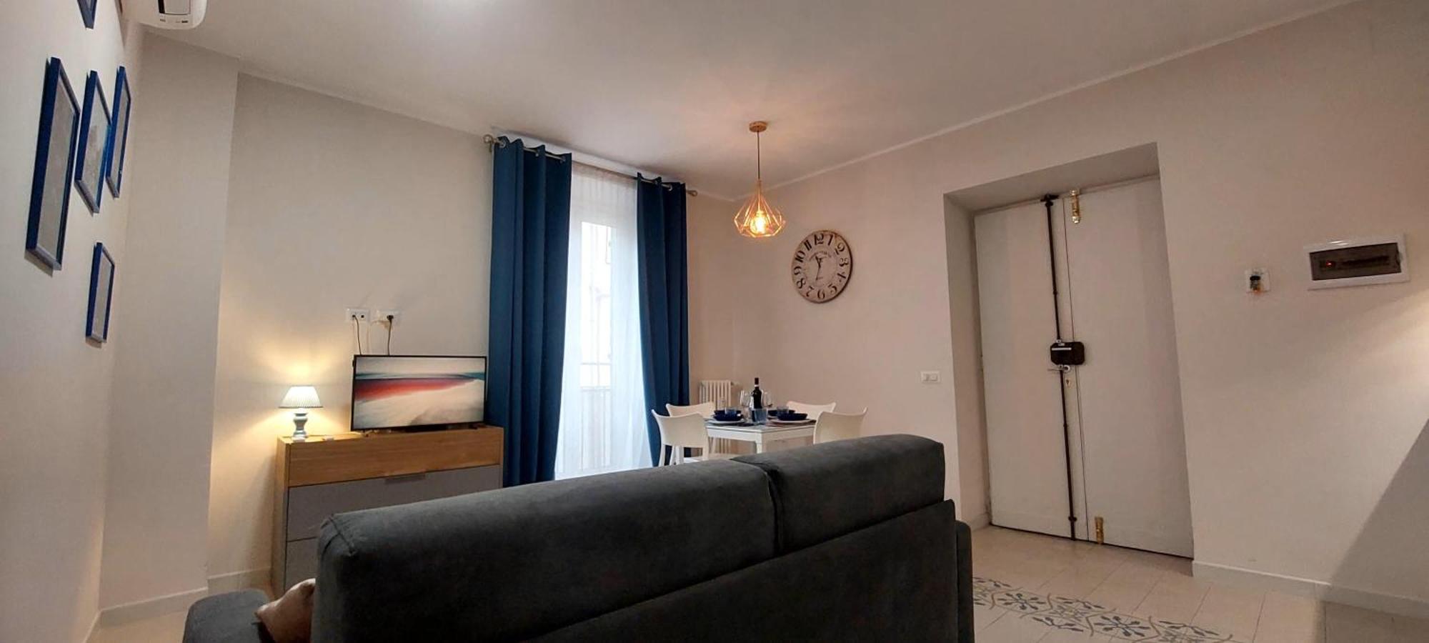 Light Blue Station Apartment Rom